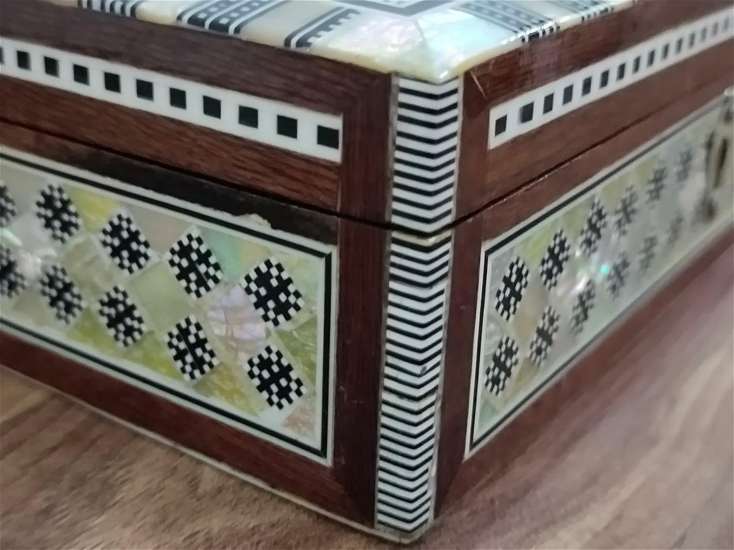 Wood Jewelry Box Inlaid mother of Pearl Egyptian Handmade (8" X 5.2" x 2.4" inch)