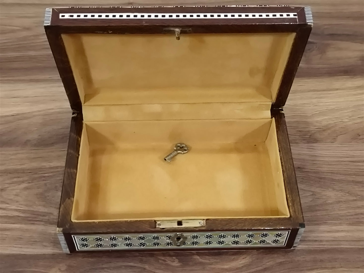 Wood Jewelry Box Inlaid mother of Pearl Egyptian Handmade (8" X 5.2" x 2.4" inch)