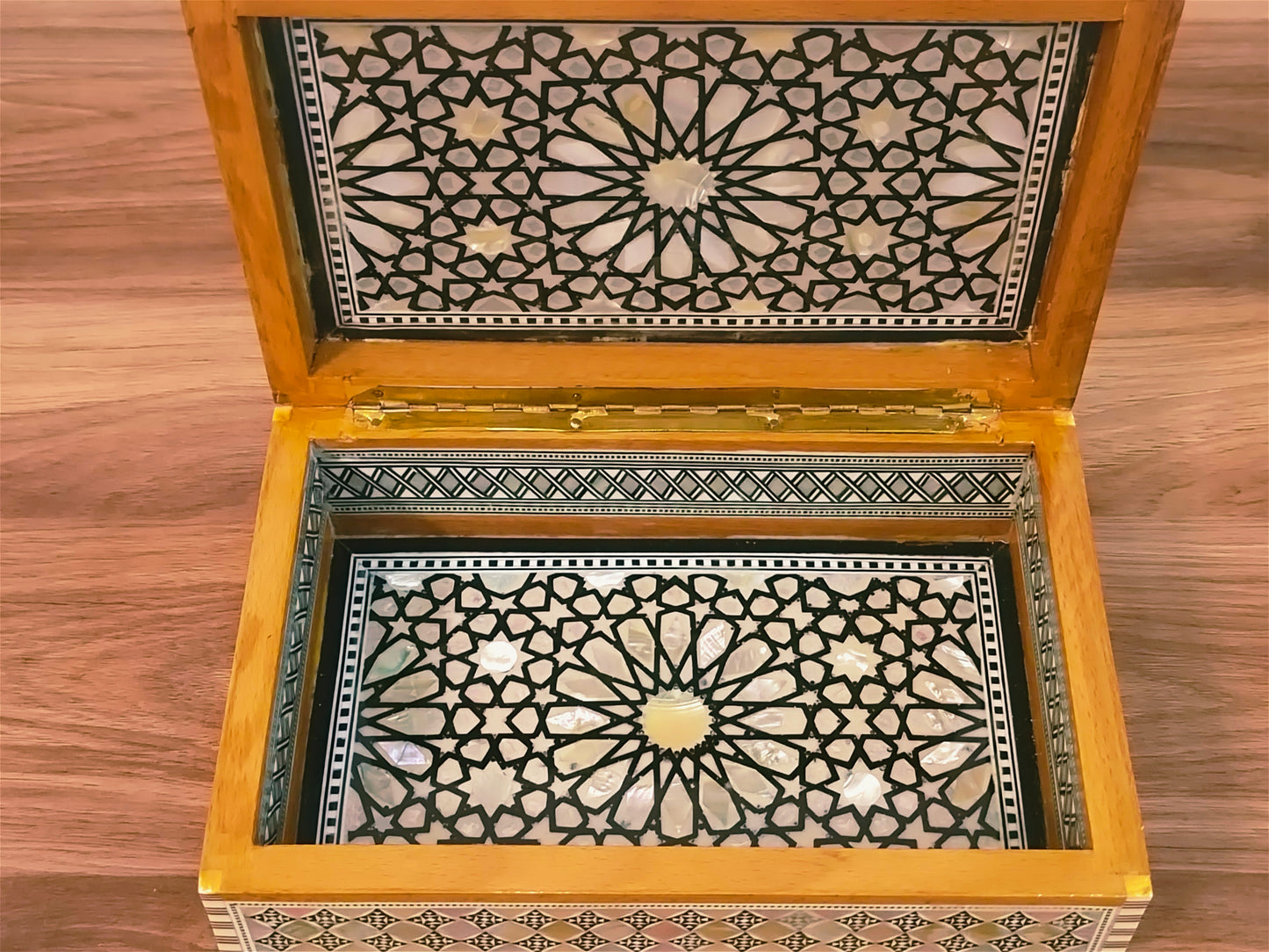 Wood Jewelry Box Inlaid mother of Pearl Egyptian Handmade (8.8"X 5.8" x 2.8" inch)